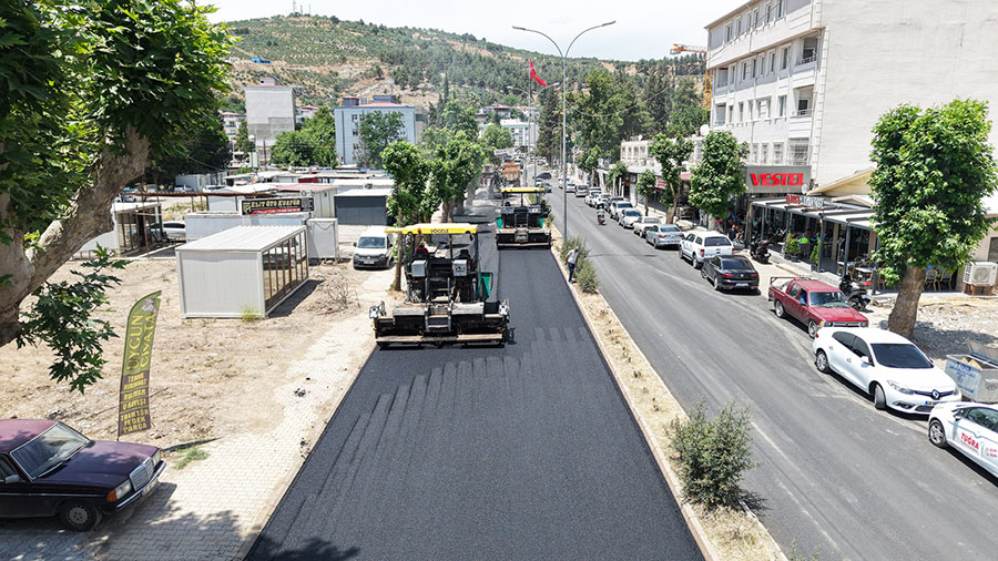 Büyükşehir Belediyesi, Türkoğlu’nda sıcak asfalttan, yol genişletmeye; köprü menfezden kilit