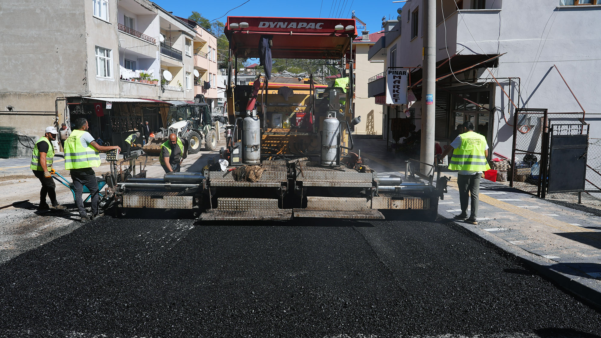 Büyükşehir Belediyesi, Andırın’ın en işlek arterlerinden Göksun Caddesi’nde kapsamlı bir