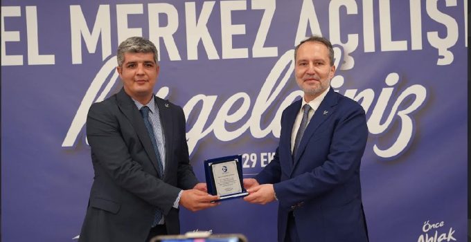 Ankara’da Düzenlenen Milli Gençlik Derneği Açılışında Fatih Erbakan’dan Muhammed Aydoğar’a Plaket Takdimi