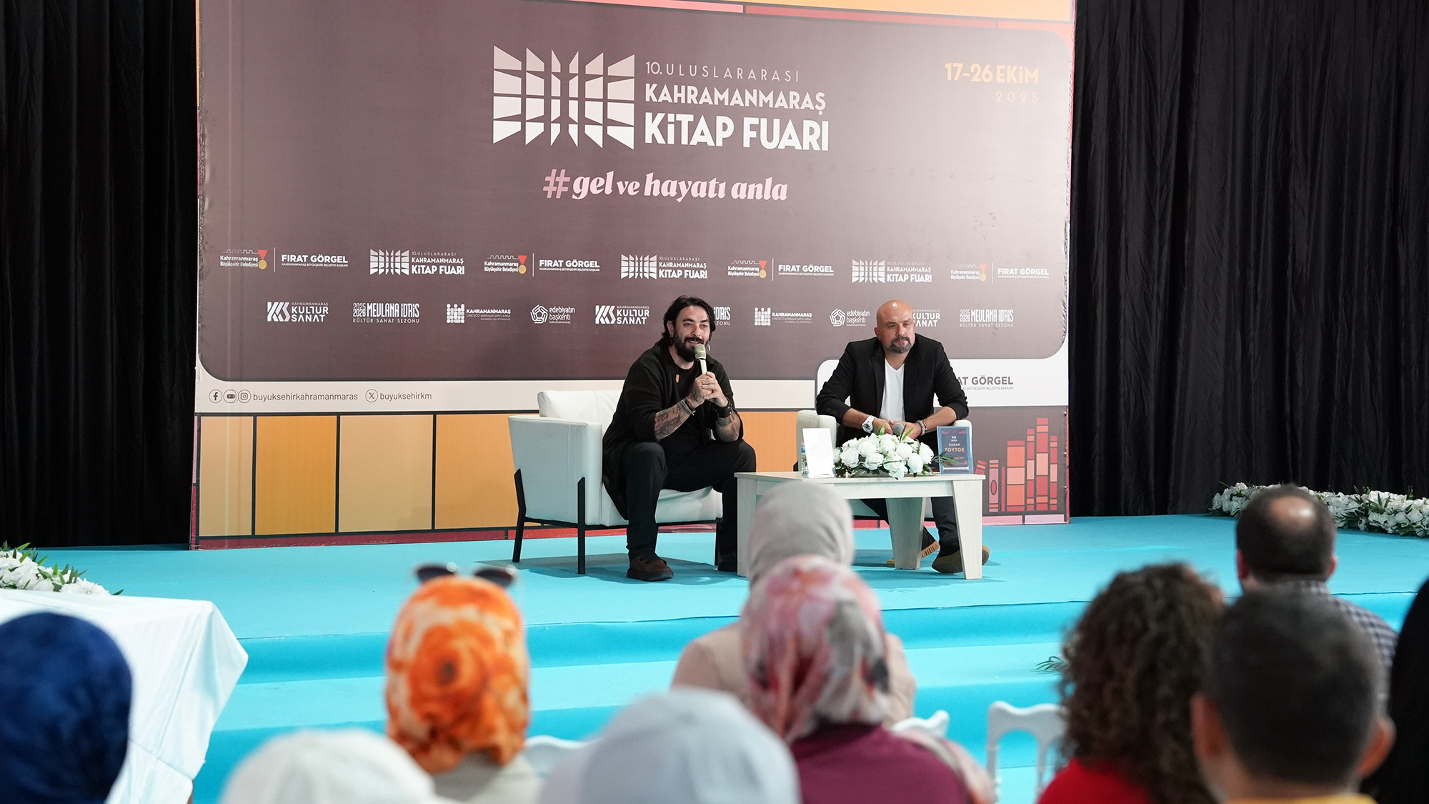 Büyükşehir Belediyesinin 10. Uluslararası Kitap Fuarı’nda düzenlenen söyleşide okurlarla bir