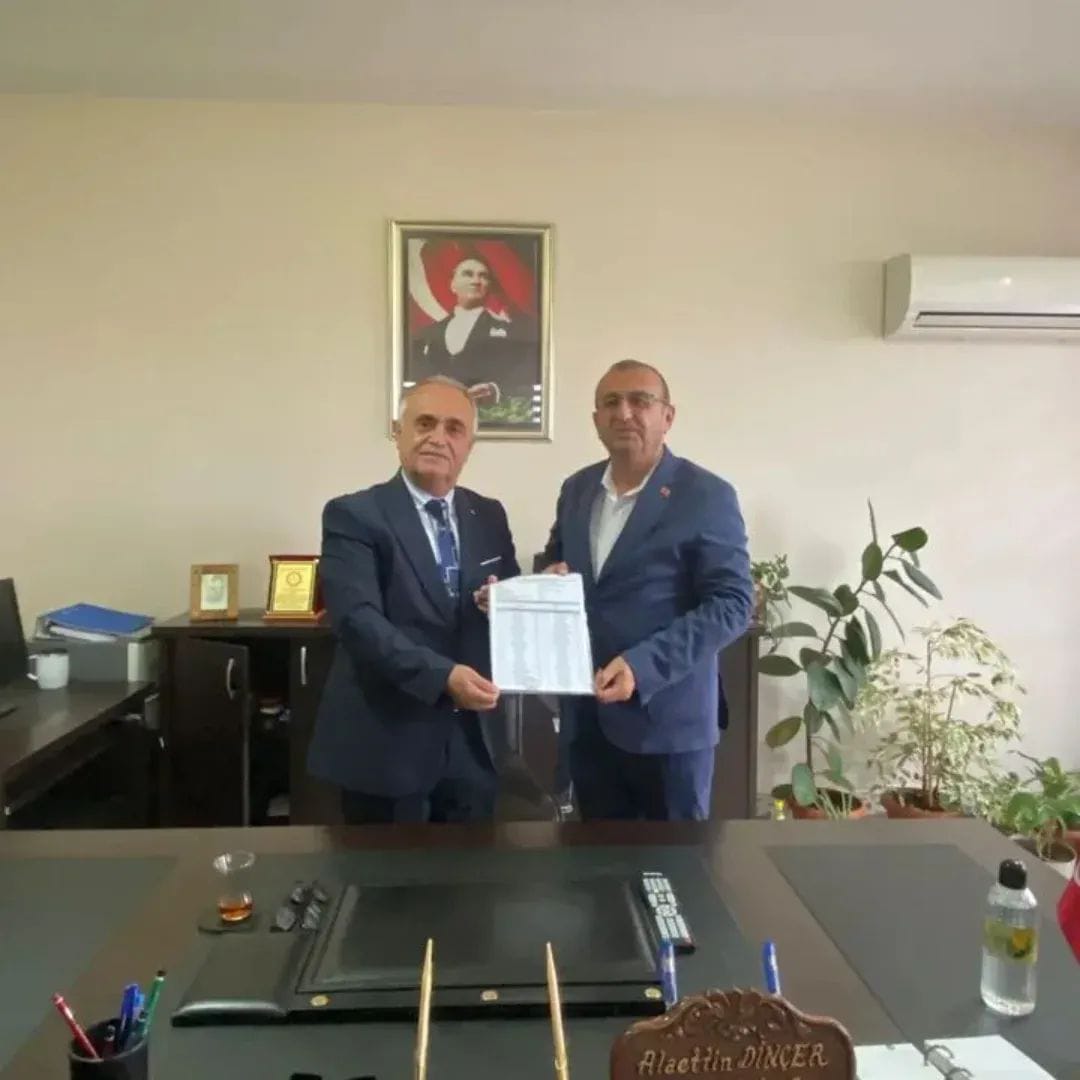 Cumhuriyet Halk Partisi Kahramanmaraş İl Başkanı Ünal Ateş, mazbatasını teslim