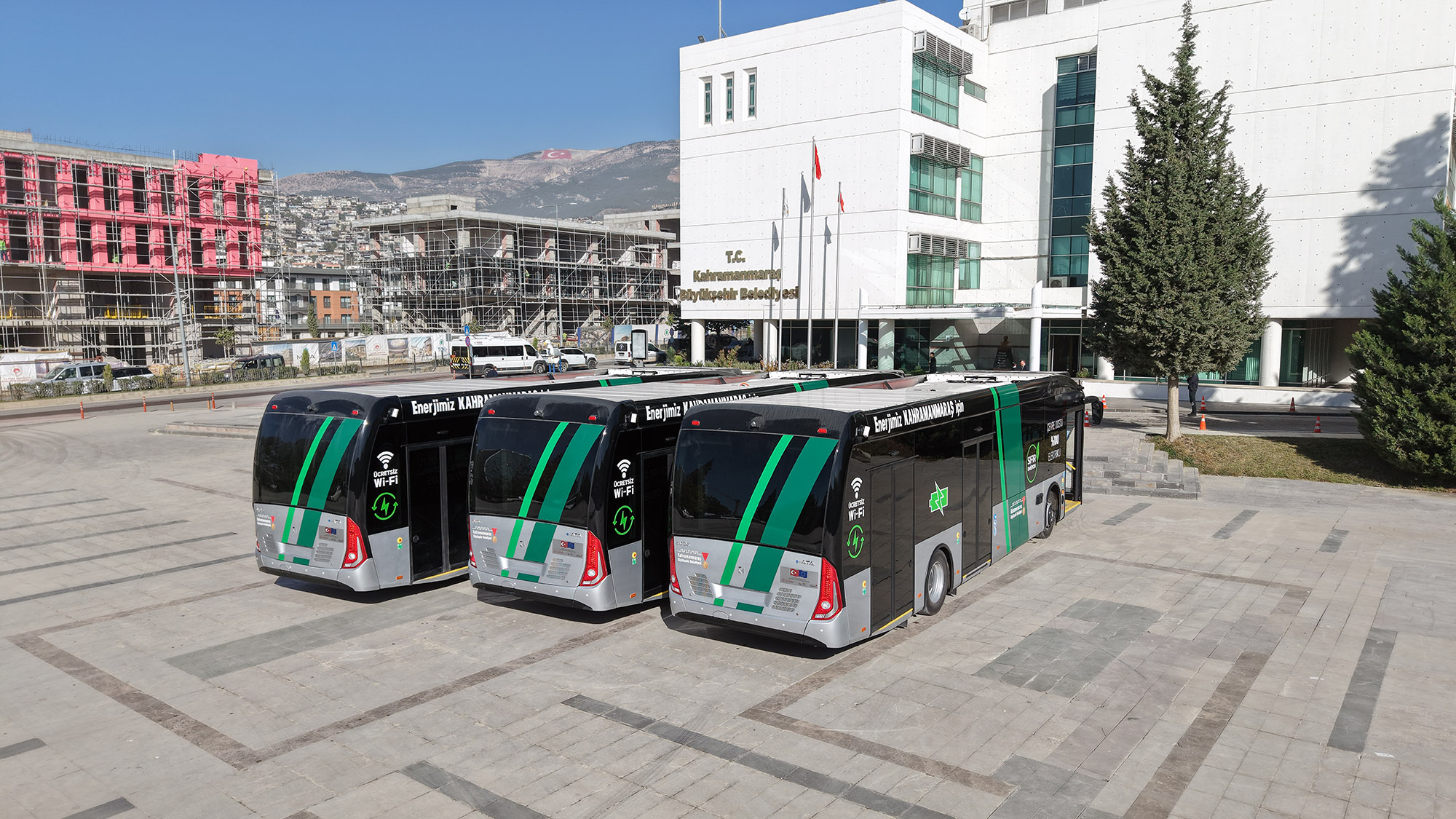 Kahramanmaraş’ın ilk elektrikli otobüslerinin sevkiyatı başladı. Büyükşehir Belediye Başkanı Fırat