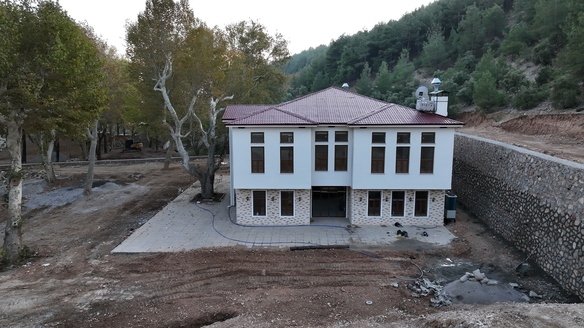 Büyükşehir Belediyesinin Dulkadiroğlu Pınarbaşı’nda hayata geçirdiği Çınaraltı Sosyal Tesisleri’nde sona