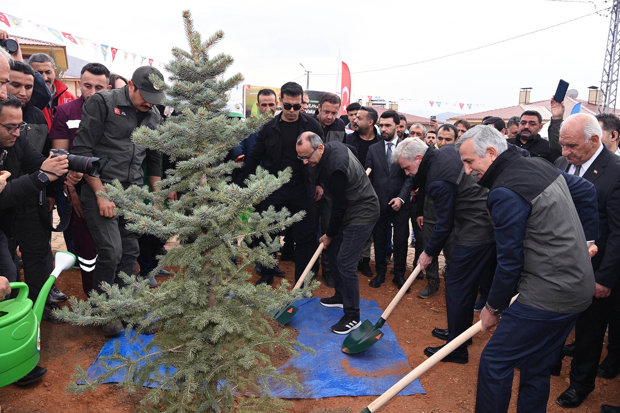 11 Kasım Milli Ağaçlandırma Günü kapsamında yüzlerce fidanın toprakla buluşturulduğu