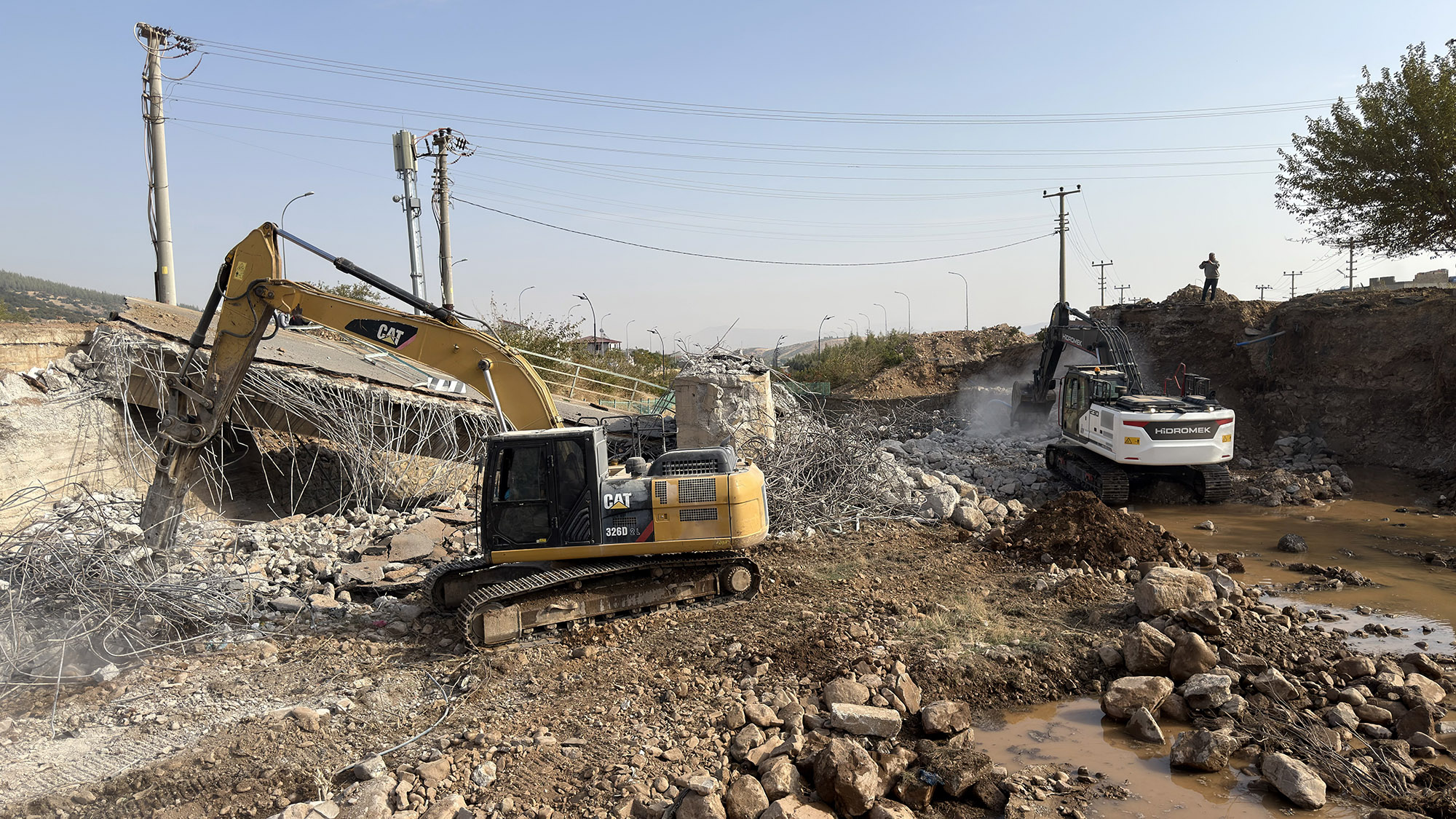 Büyükşehir Belediyesi, Türkoğlu’nun Şekeroba Mahallesi’nde 34 metre uzunluğunda modern bir