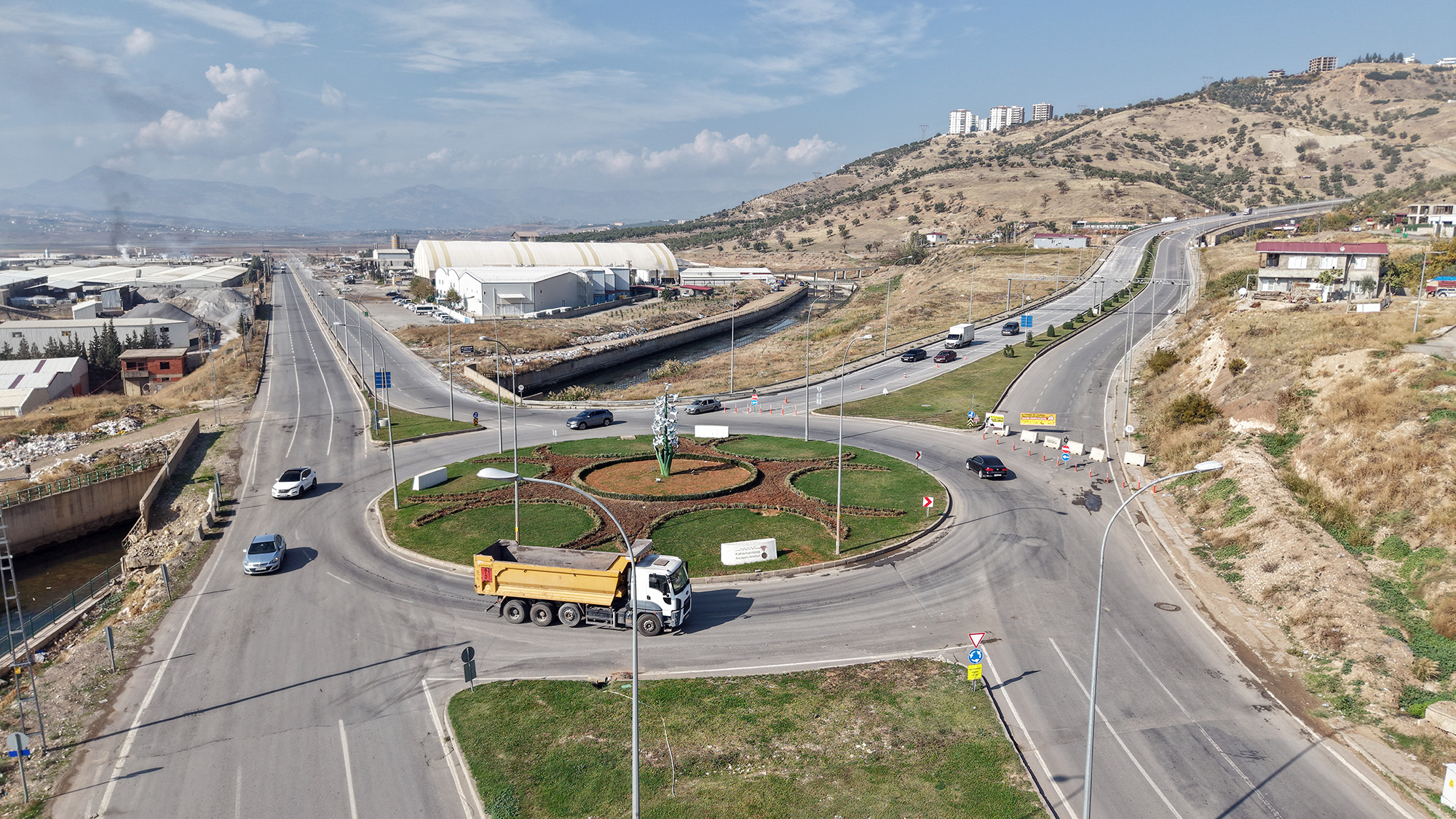 Büyükşehir Belediyesi, Onikişubat Sümbüllü Caddesi’nde gerçekleştirilecek güçlendirme ve yenileme çalışmaları