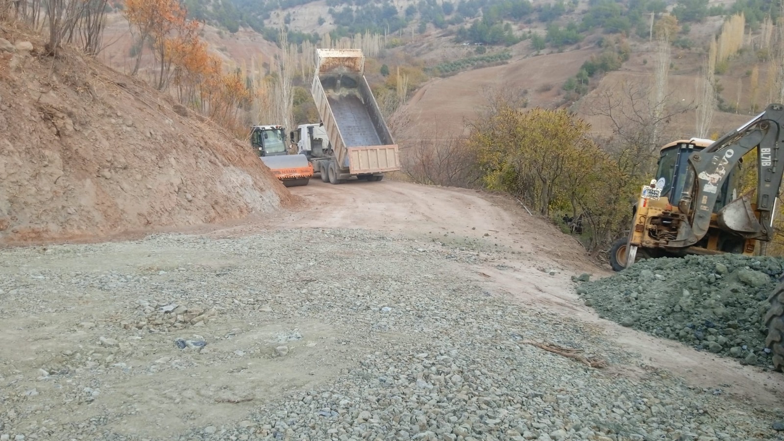 Dulkadiroğlu Belediyesi Fen İşleri Müdürlüğü ekipleri, Bulanık Mahallesi’nde stabilize yol
