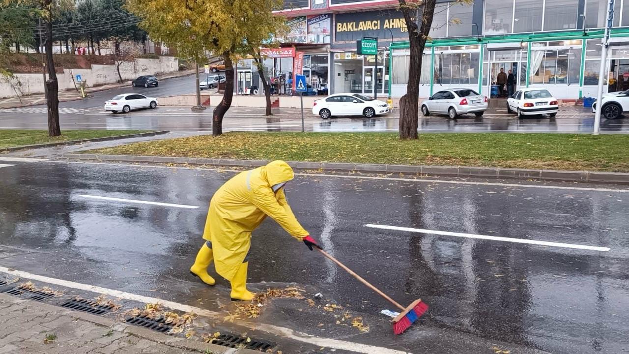 Büyükşehir Belediyesi, şehir merkezinde etkili olan sağanak yağışın meydana getirdiği
