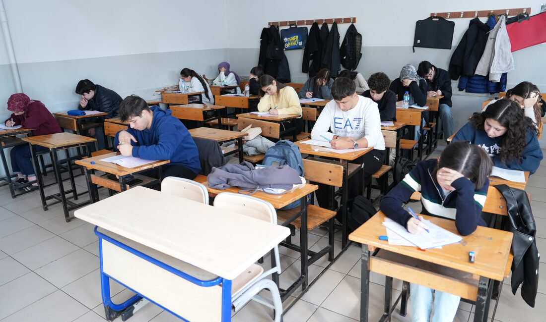 Büyükşehir Belediyesi, üniversiteye hazırlanan gençler için başlattığı ücretsiz deneme sınavlarının