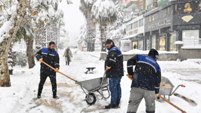 Şehir genelinde yürütülen karla mücadele çalışmalarını yakından takip eden Başkan