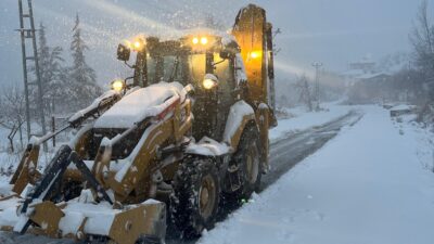 Onikişubat Belediyesi, ilçede etkili olan kar yağışıyla birlikte gece saatlerinden