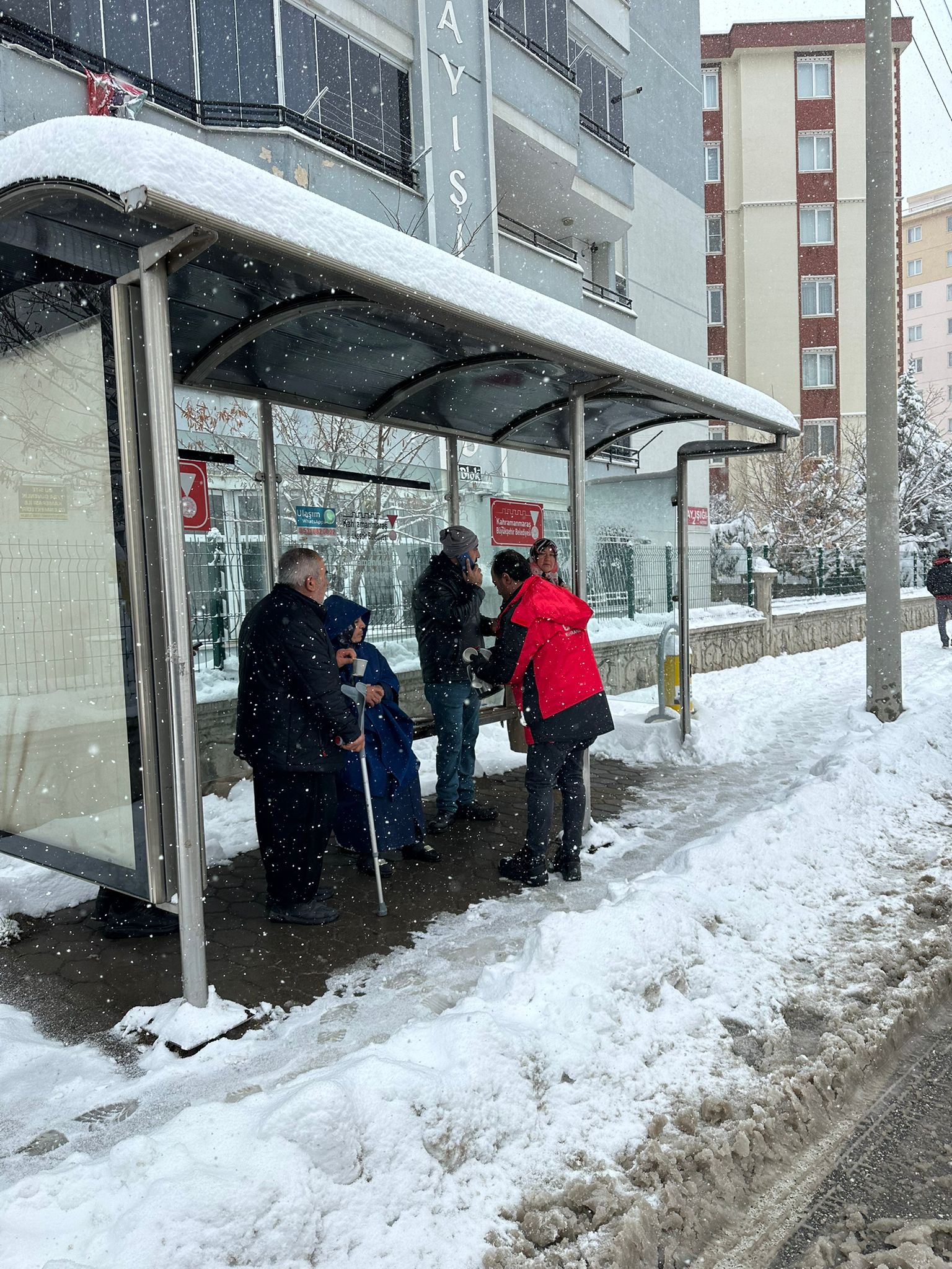 Onikişubat Belediyesi, etkili olan kar yağışının hayatı olumsuz etkilememesi adına