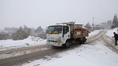 Dulkadiroğlu Belediyesi, ilçede etkili olan kar yağışının günlük yaşamı olumsuz