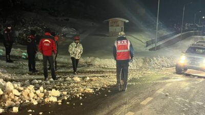 Kahramanmaraş’ın Onikişubat ilçesine bağlı Önsen Mahallesi’nde, yoğun olumsuz hava koşulları