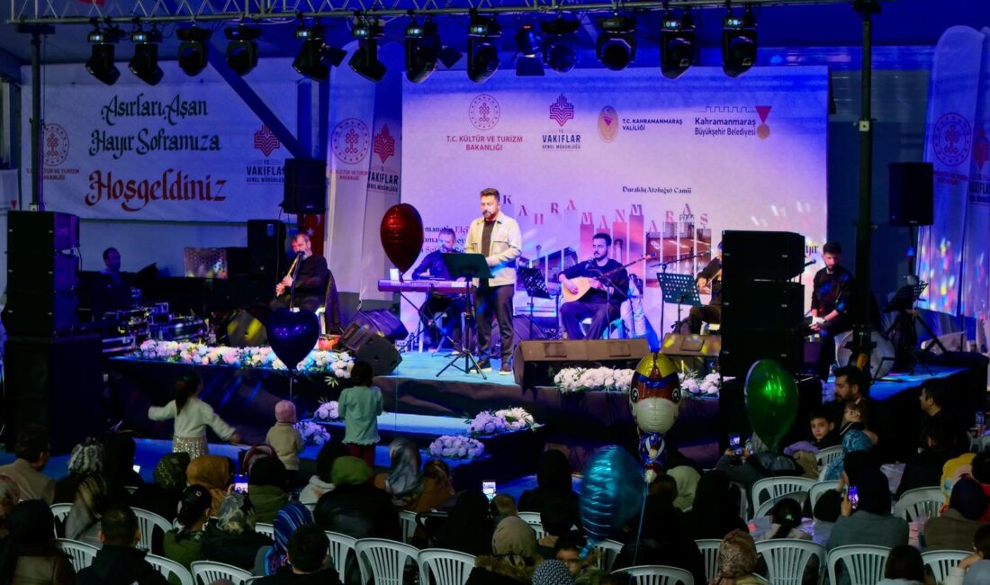 Büyükşehir Belediyesinin Ramazan Sokağı’nda binlerce kişi iftar sofrasında bir araya