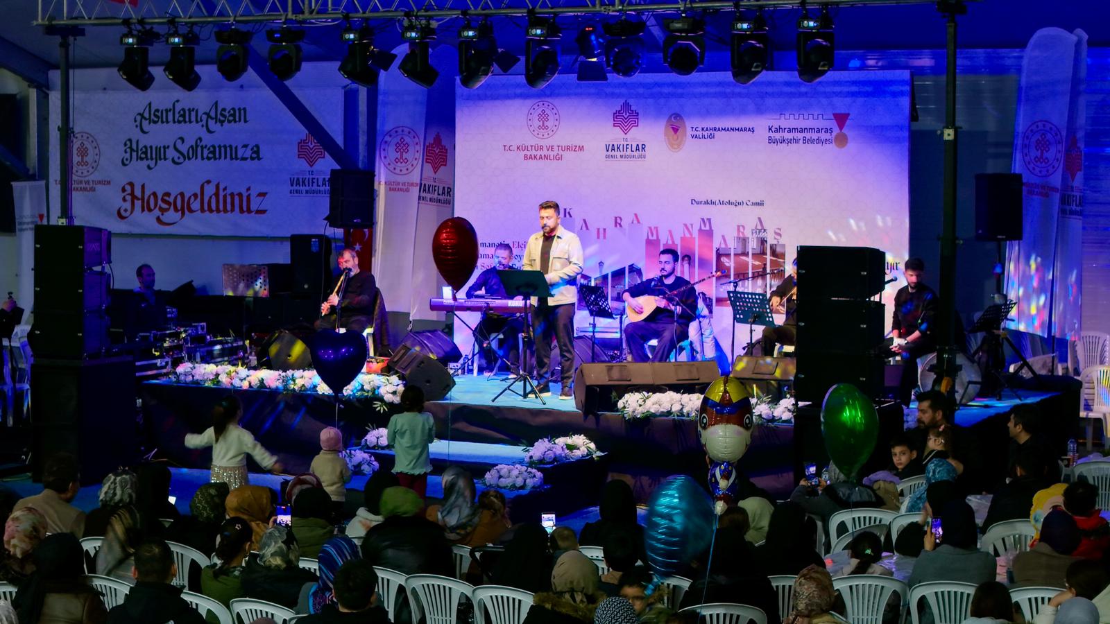 Büyükşehir Belediyesinin Ramazan Sokağı’nda binlerce kişi iftar sofrasında bir araya