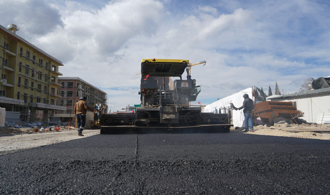 Büyükşehir Belediyesi, Ali Sezal Bulvarı’nda altyapı imalatlarının ardından sıcak asfalta