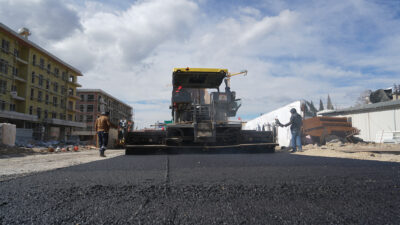 Büyükşehir Belediyesi, Ali Sezal Bulvarı’nda altyapı imalatlarının ardından sıcak asfalta