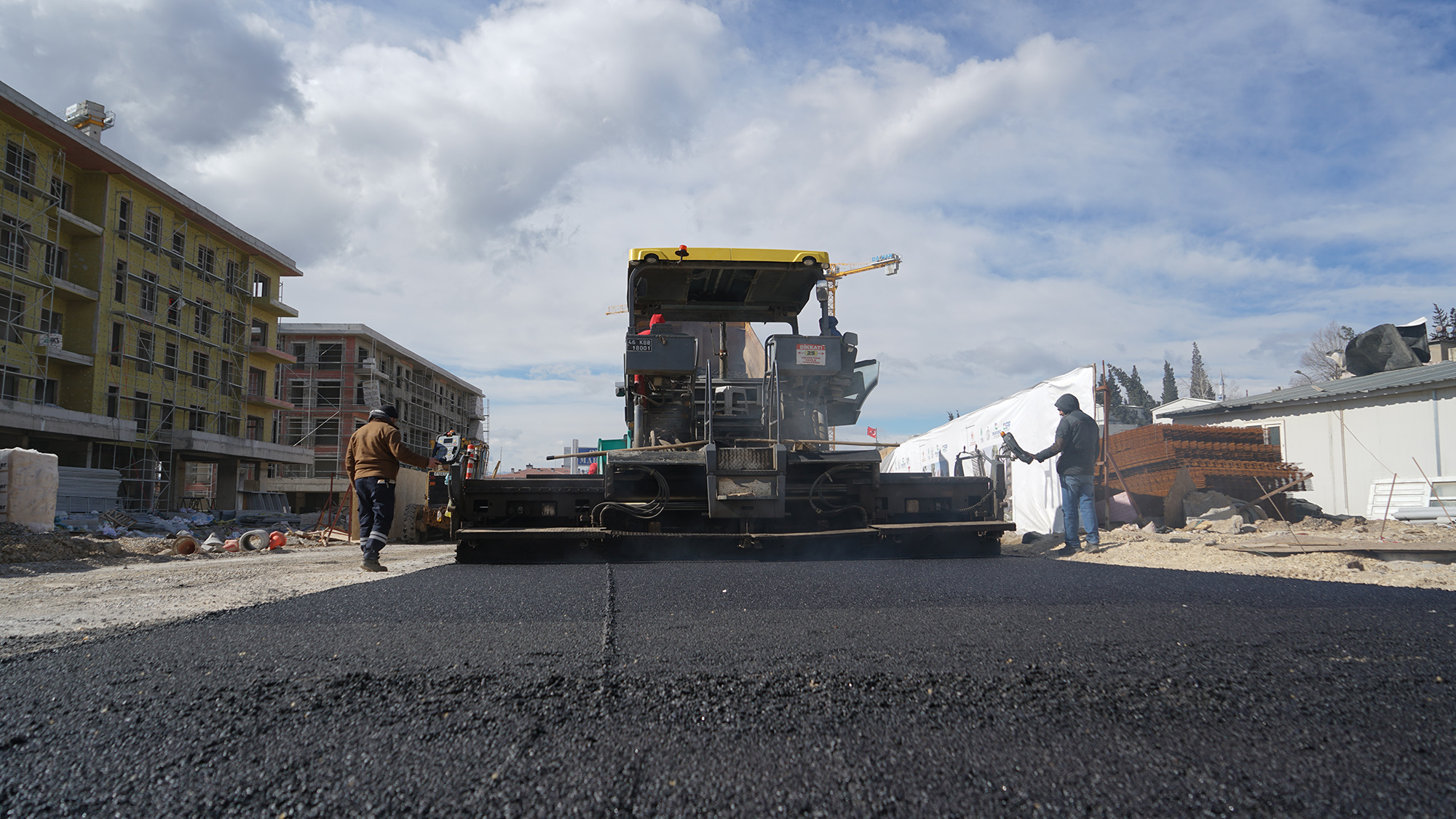 Büyükşehir Belediyesi, Ali Sezal Bulvarı’nda altyapı imalatlarının ardından sıcak asfalta