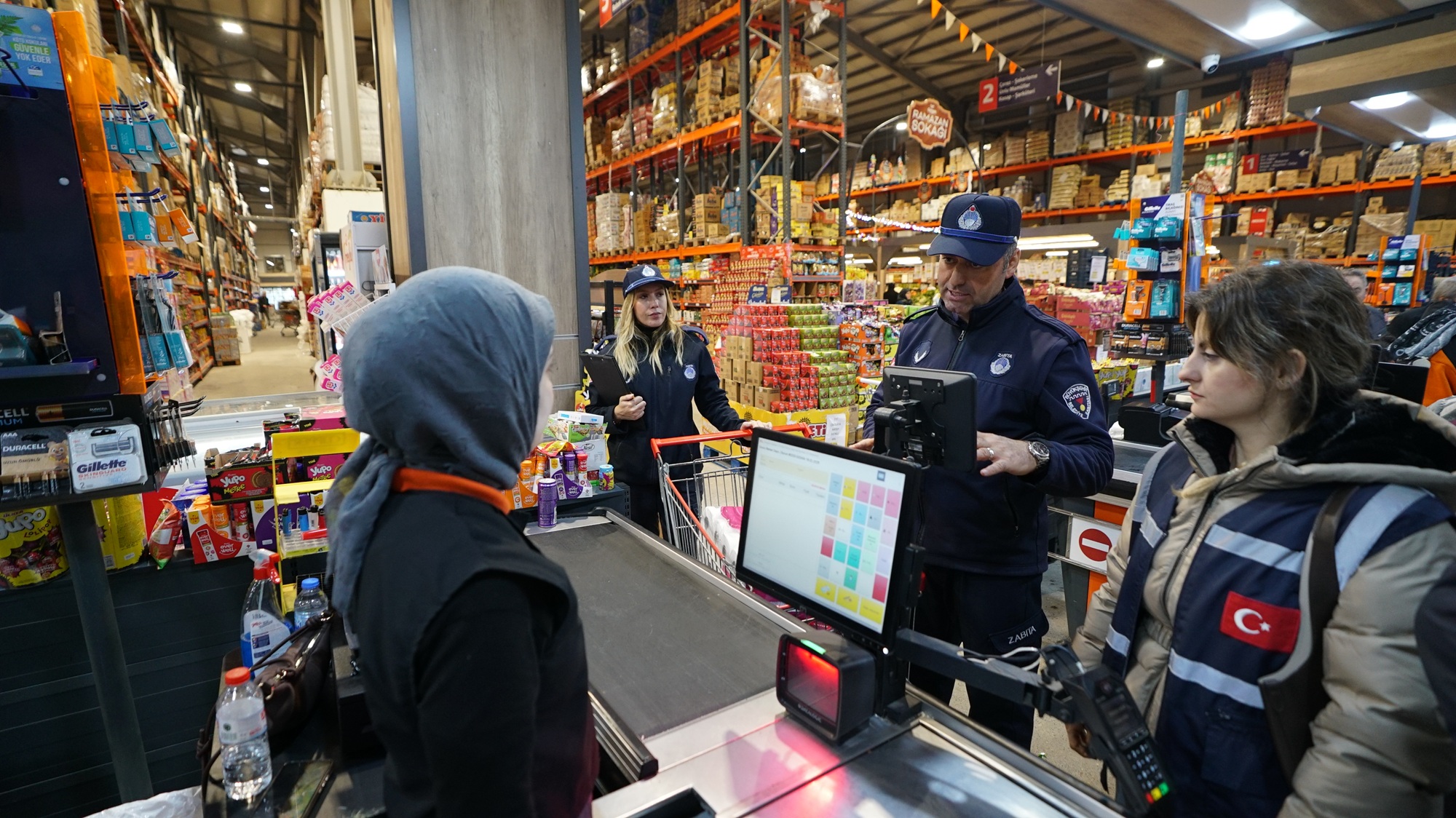 Büyükşehir Belediyesi Zabıtası ve Ticaret İl Müdürlüğü ekiplerince Ramazan arifesinde