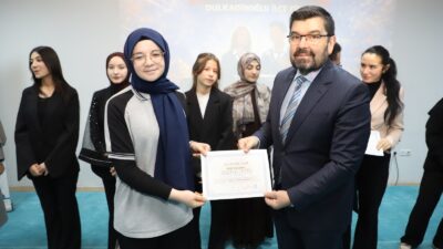 Dulkadiroğlu’nda gençlerin hitabet yeteneklerini sergilediği Gençler Kürsüde Dulkadiroğlu İlçe Final