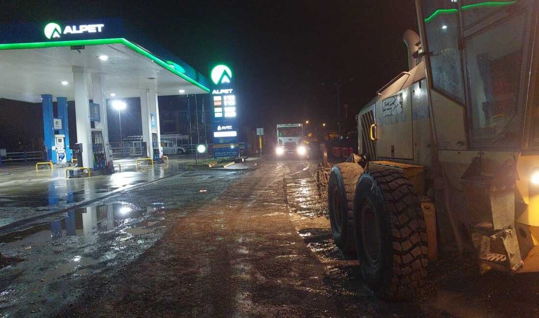 Büyükşehir Belediyesi, altyapı çalışmalarının sürdüğü arterlerde sağanak yağışlar sonrası meydana