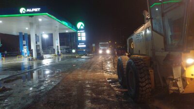 Büyükşehir Belediyesi, altyapı çalışmalarının sürdüğü arterlerde sağanak yağışlar sonrası meydana