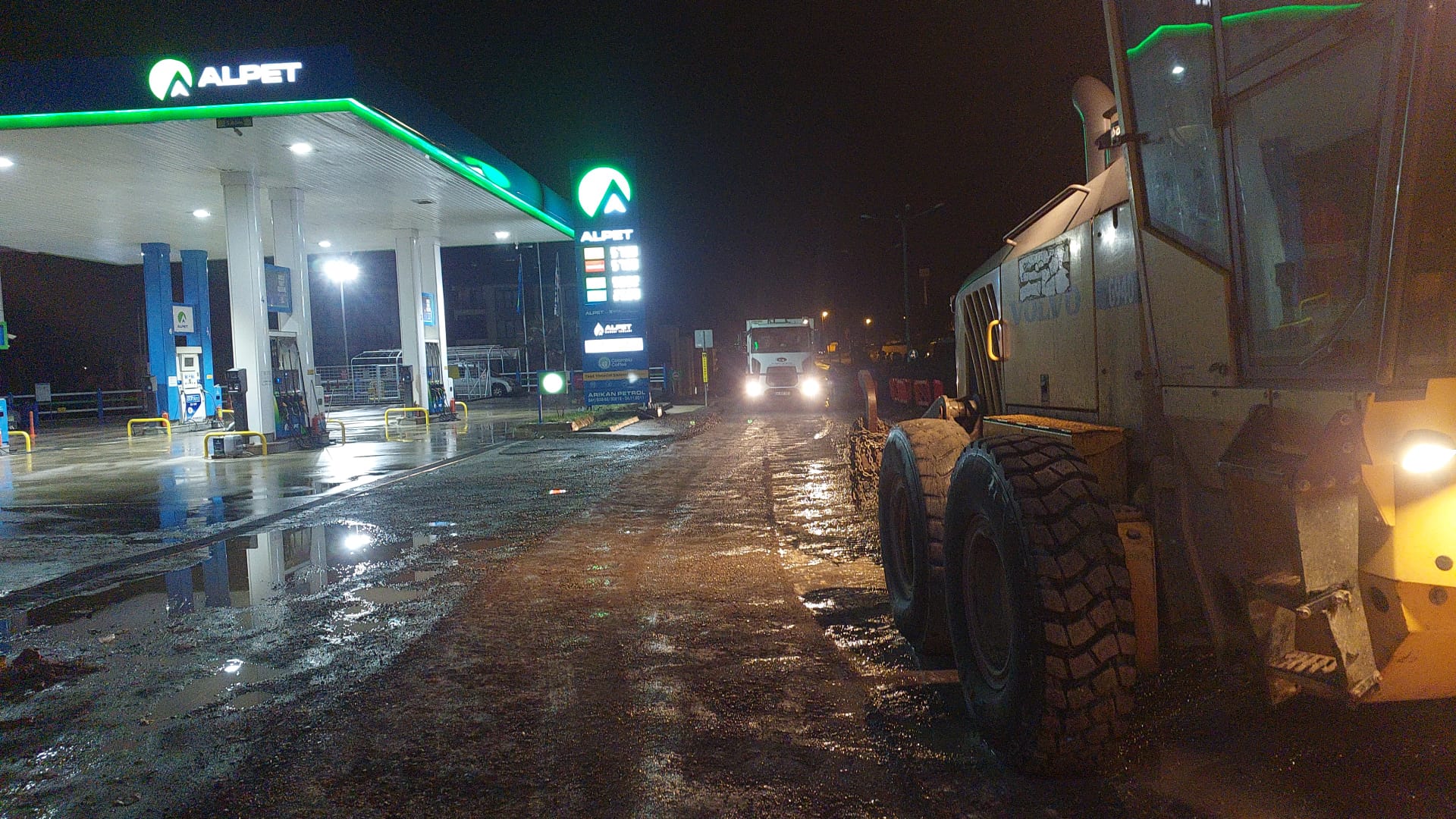 Büyükşehir Belediyesi, altyapı çalışmalarının sürdüğü arterlerde sağanak yağışlar sonrası meydana