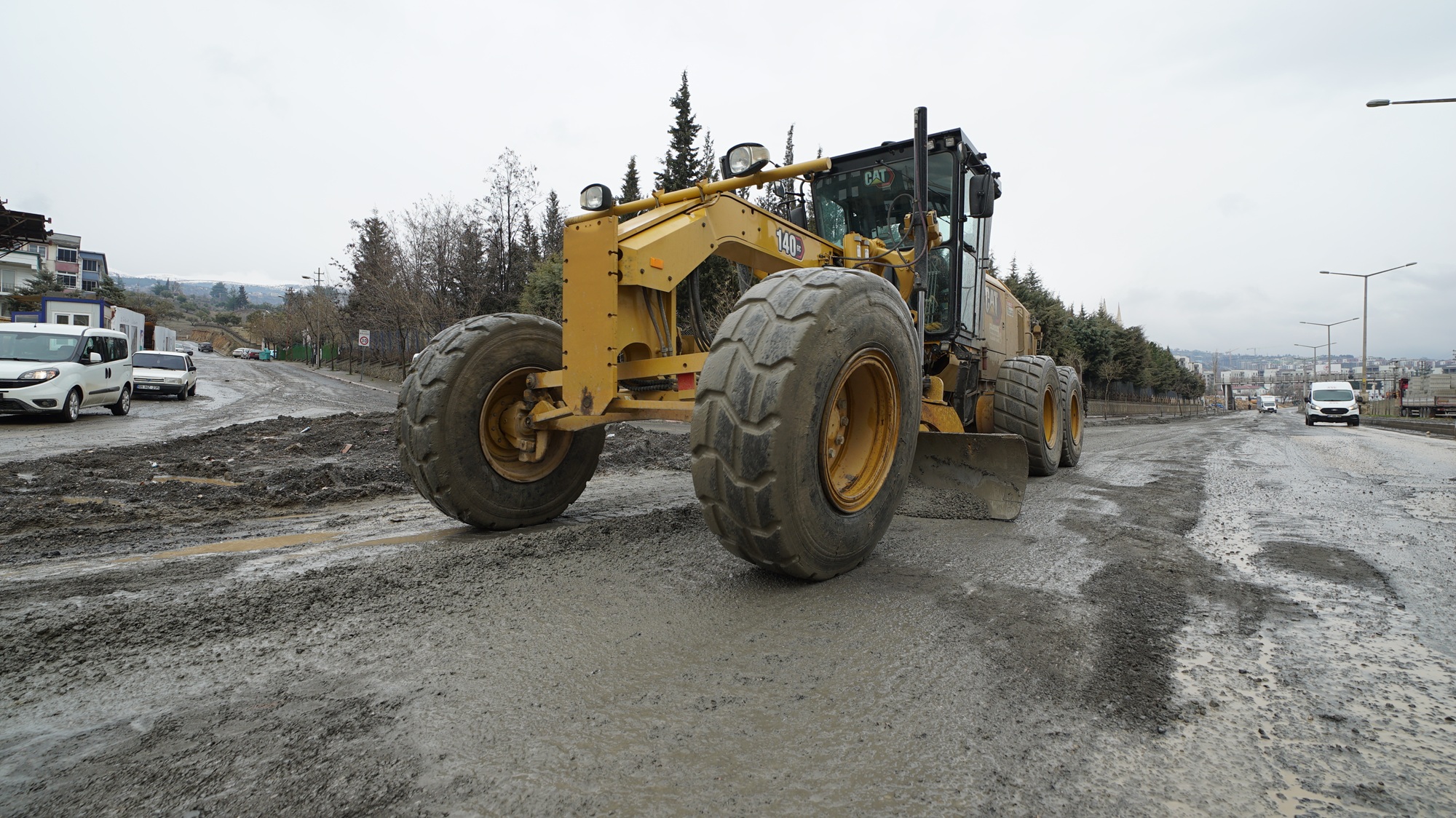 Büyükşehir Belediyesi, yağışlar neticesinde arterlerde meydana gelen bozulmaları gidermek ve