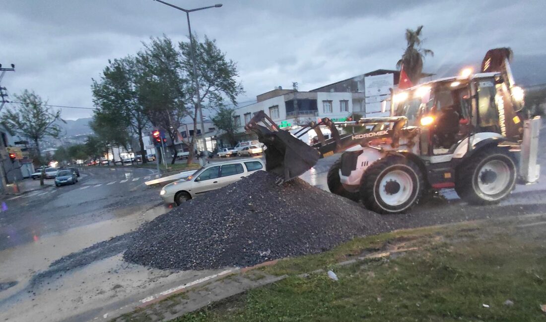 Büyükşehir Belediyesi ve KASKİ ekipleri, aşırı sağanak yağışların etkisini sürdürdüğü