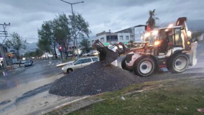 Büyükşehir Belediyesi ve KASKİ ekipleri, aşırı sağanak yağışların etkisini sürdürdüğü