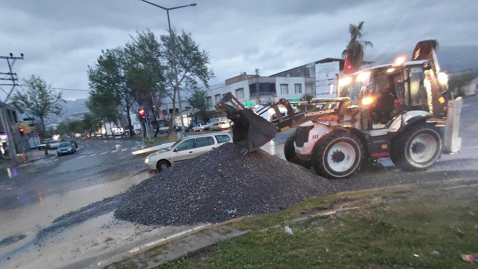 Büyükşehir Belediyesi ve KASKİ ekipleri, aşırı sağanak yağışların etkisini sürdürdüğü