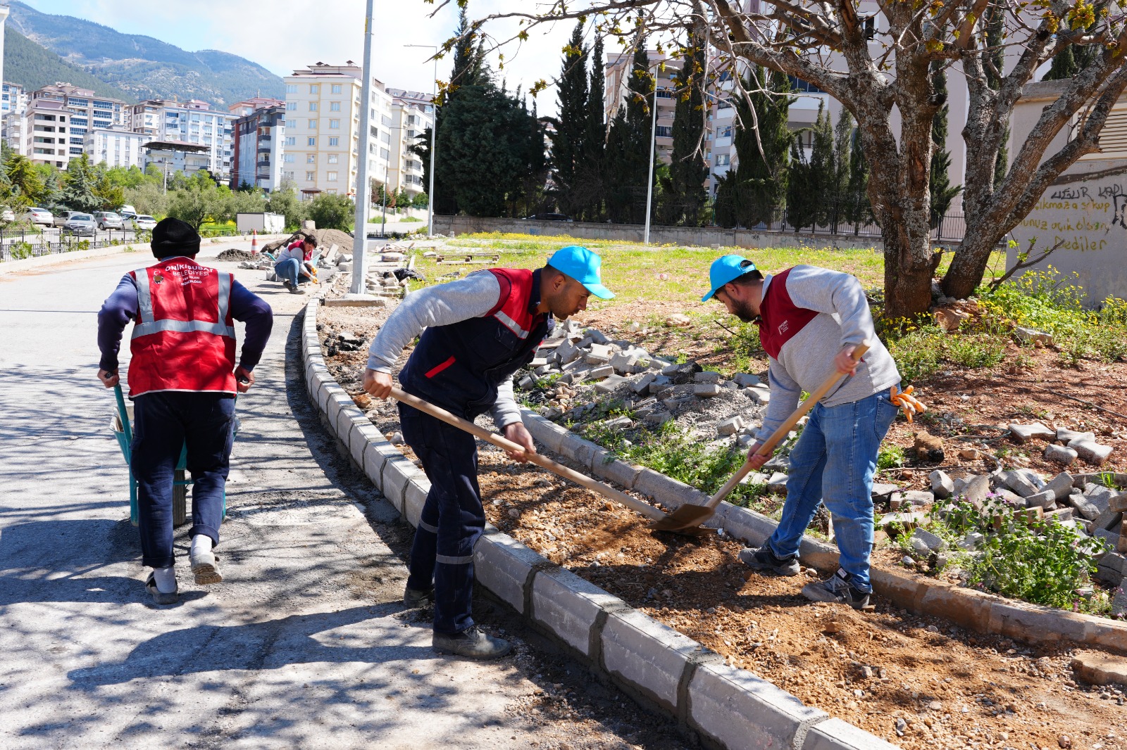 Hanifi Toptaş başkanlığındaki Onikişubat Belediyesi, ilçe genelinde ulaşım konforunu artırmak