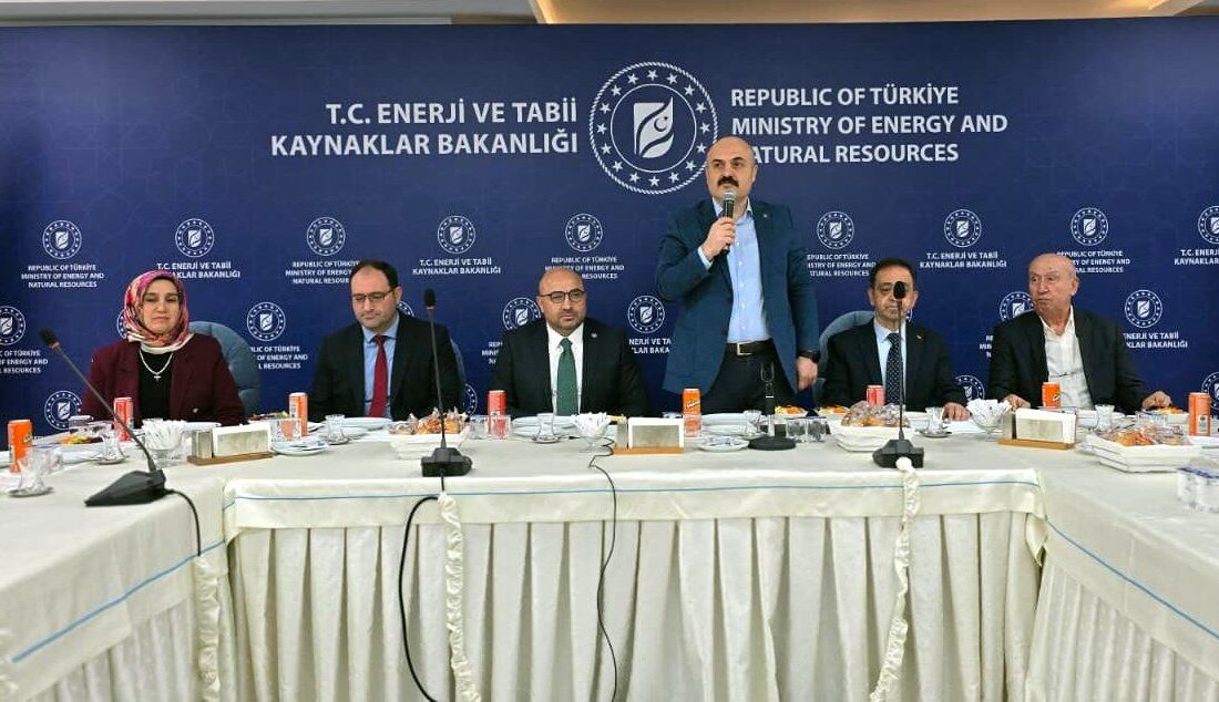 -Vakfın düzenlediği buluşmada öğrencilerin barınma, staj ve kariyer hedefleri ele