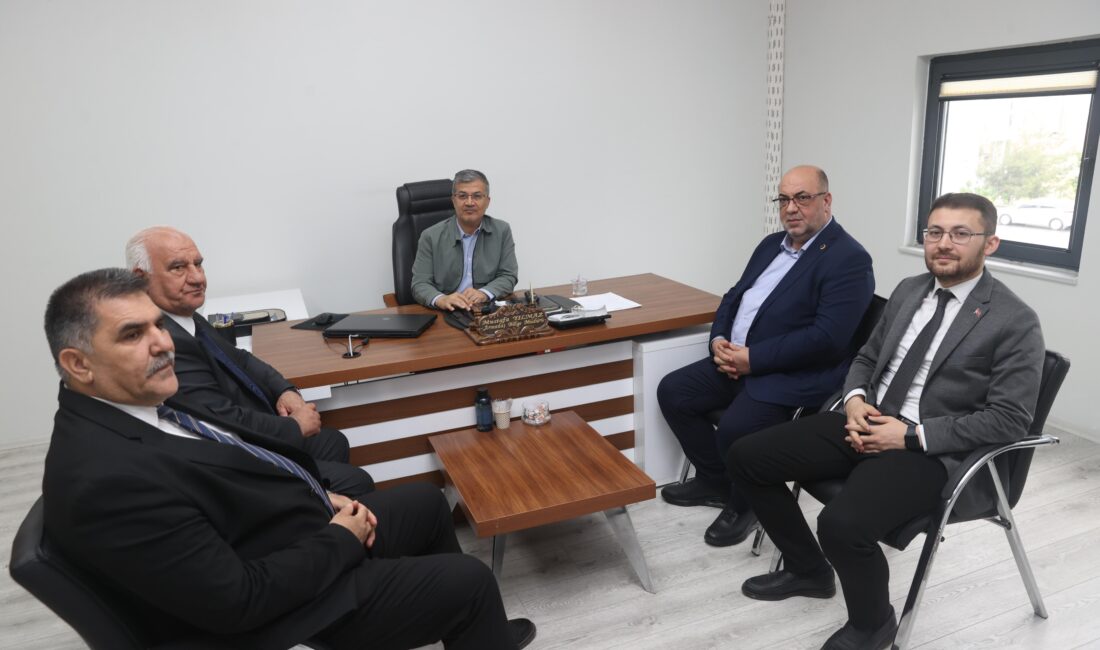 Göksun Belediye Başkanı Selim Cüce, Armadaş Bölge Müdürü Mustafa Yılmaz’ı,