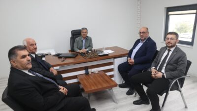 Göksun Belediye Başkanı Selim Cüce, Armadaş Bölge Müdürü Mustafa Yılmaz’ı,