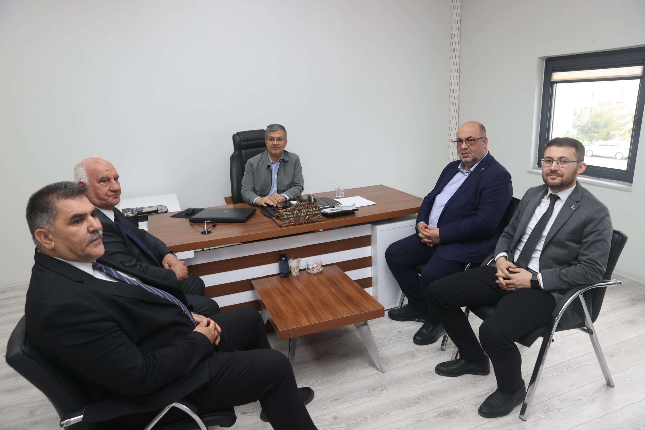 Göksun Belediye Başkanı Selim Cüce, Armadaş Bölge Müdürü Mustafa Yılmaz’ı,