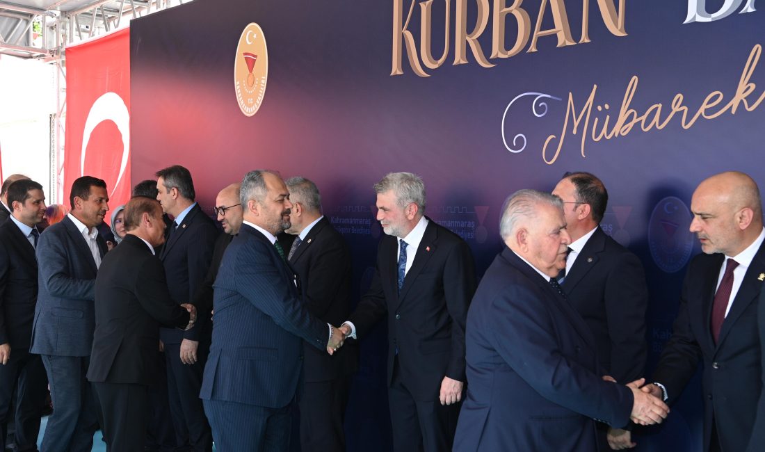 Kahramanmaraş’ta geleneksel bayramlaşma töreni geniş katılımla kutlandı. Şehir protokolü ile