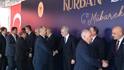 Kahramanmaraş’ta geleneksel bayramlaşma töreni geniş katılımla kutlandı. Şehir protokolü ile