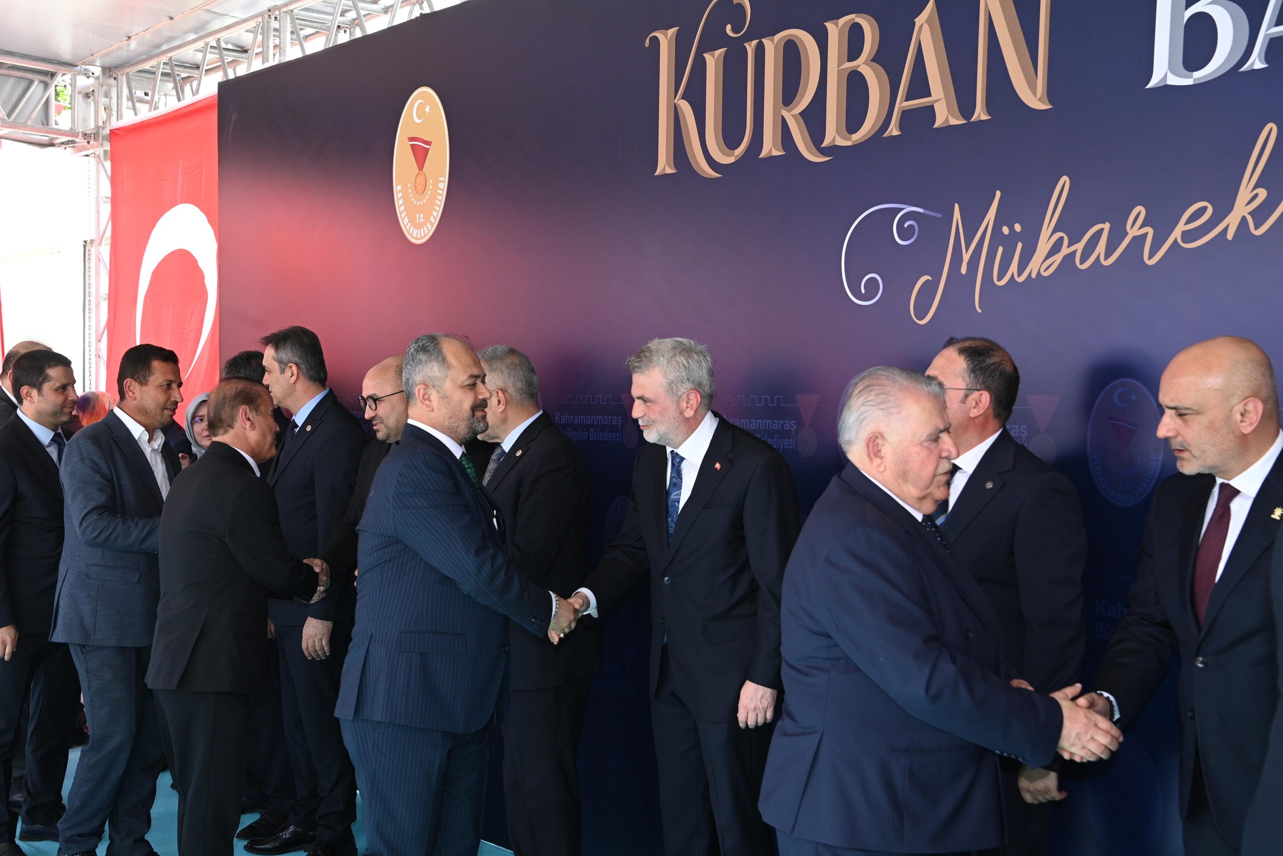 Kahramanmaraş’ta geleneksel bayramlaşma töreni geniş katılımla kutlandı. Şehir protokolü ile