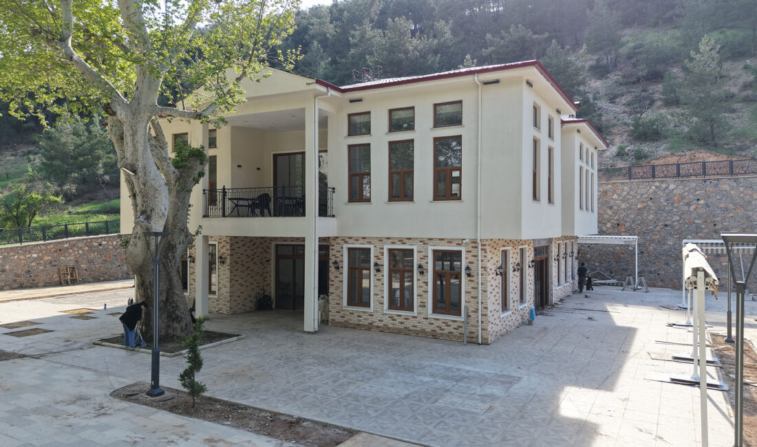 Büyükşehir Belediyesinin Dulkadiroğlu Pınarbaşı mevkiine kazandırdığı Çınaraltı Sosyal Tesisleri’nde son