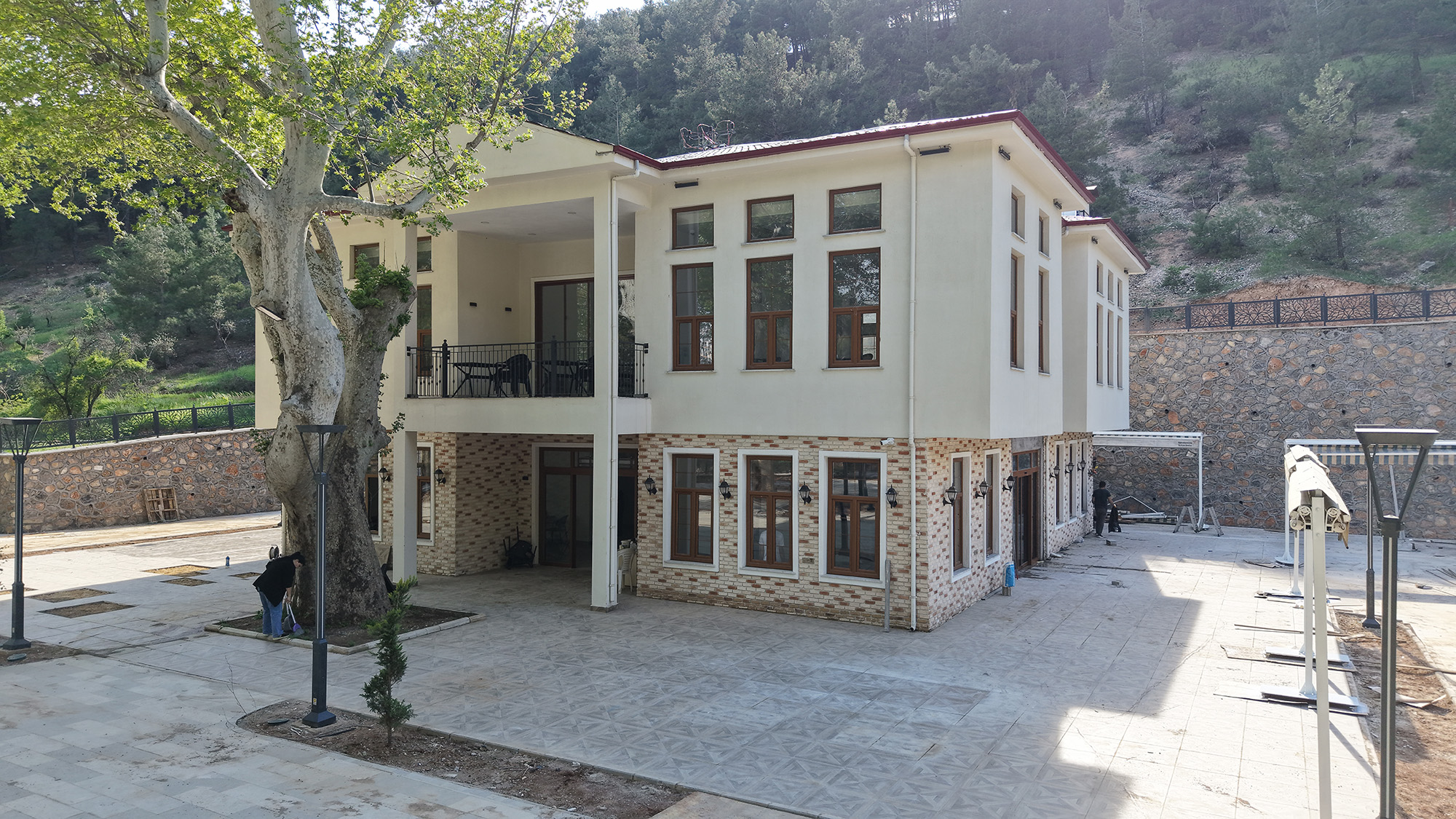 Büyükşehir Belediyesinin Dulkadiroğlu Pınarbaşı mevkiine kazandırdığı Çınaraltı Sosyal Tesisleri’nde son