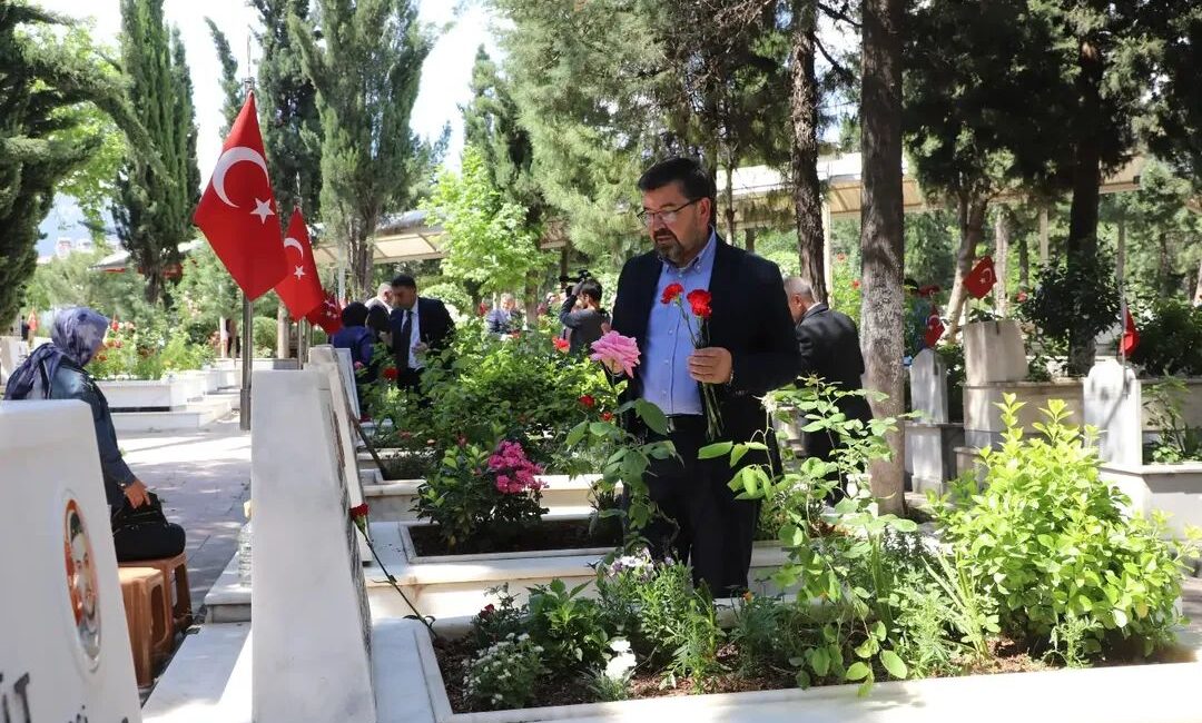Dulkadiroğlu Protokolünden Bayramda Şehitlik Ziyareti Dulkadiroğlu Belediye Başkan Yardımcısı Fatih