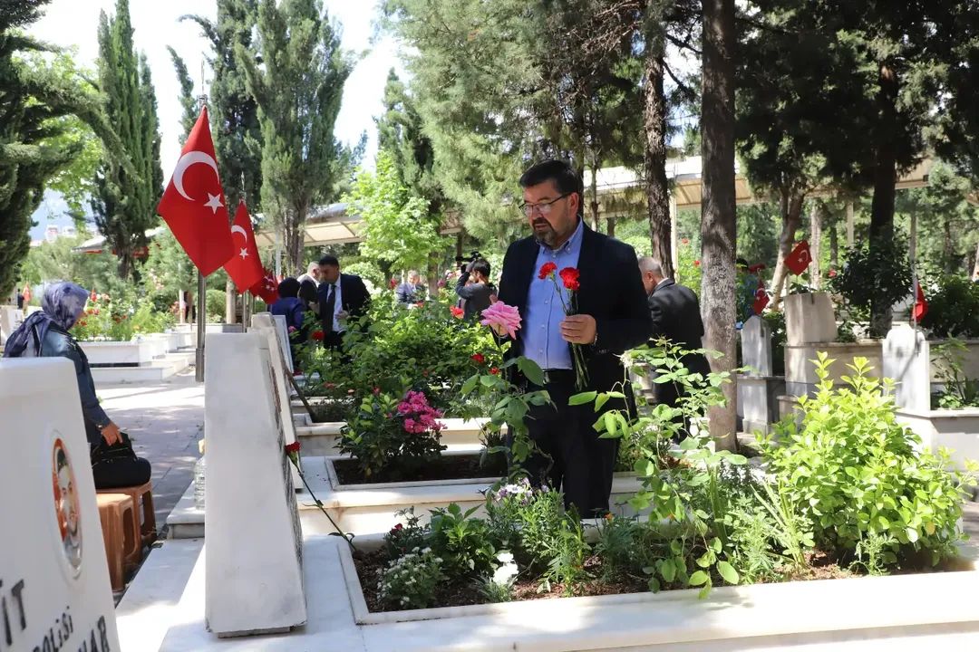 Dulkadiroğlu Protokolünden Bayramda Şehitlik Ziyareti Dulkadiroğlu Belediye Başkan Yardımcısı Fatih