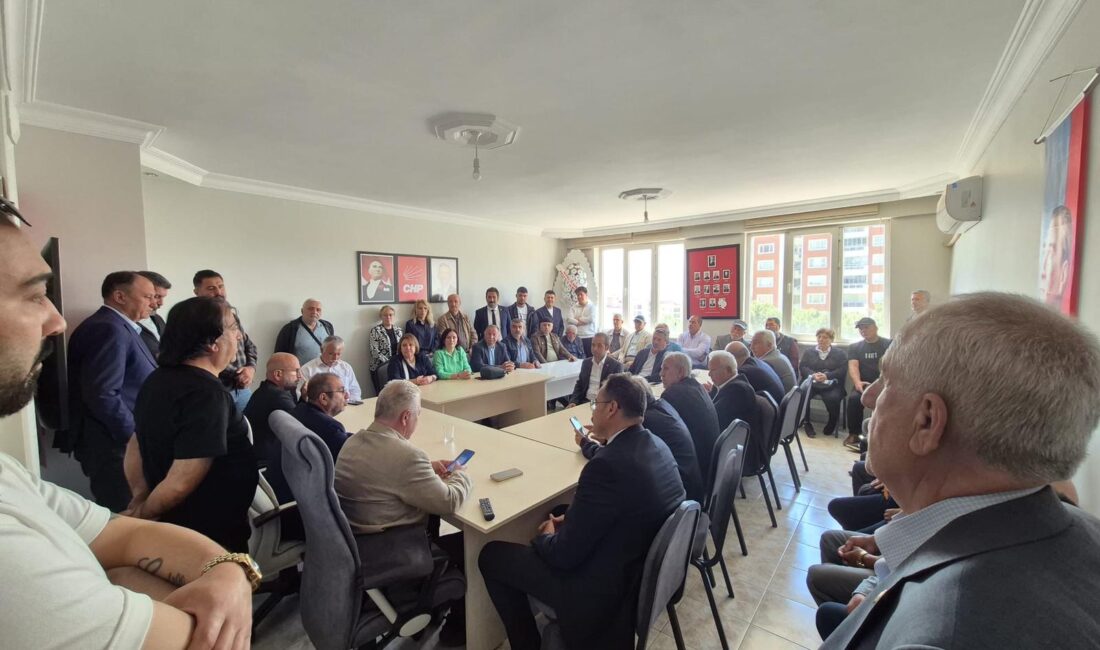Kahramanmaraş’ta Kamu-İş Konfederasyonu’na bağlı Eğitim-İş Şube Başkanı Fuat Kuyucu, Cumhuriyet
