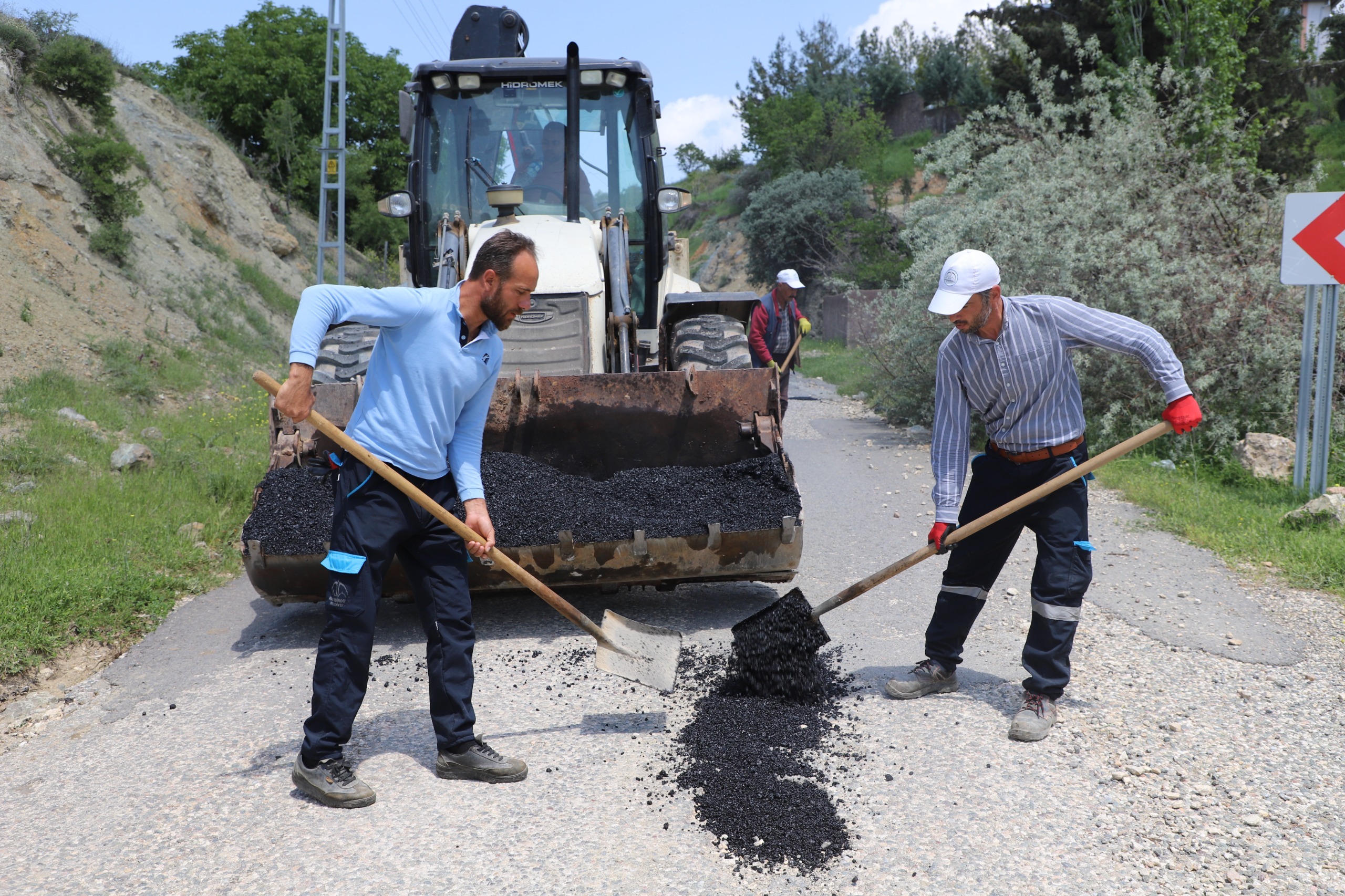Dulkadiroğlu Belediyesi, ilçe genelinde ulaşım güvenliğini artırmak ve yol konforunu