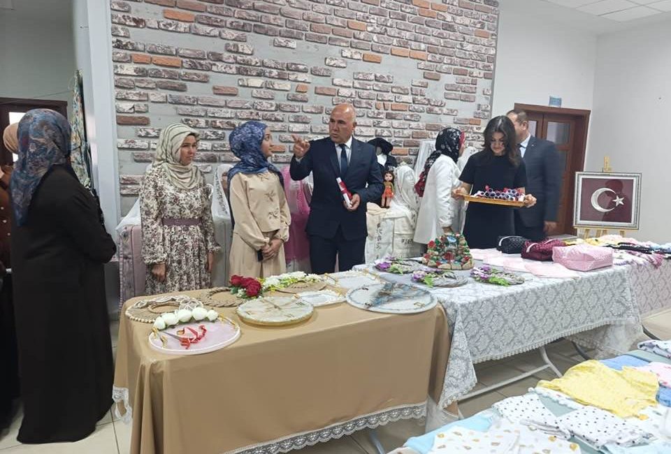 Ekinözü Halk Eğitim Merkezi tarafından düzenlenen yıl sonu sergisi, birbirinden