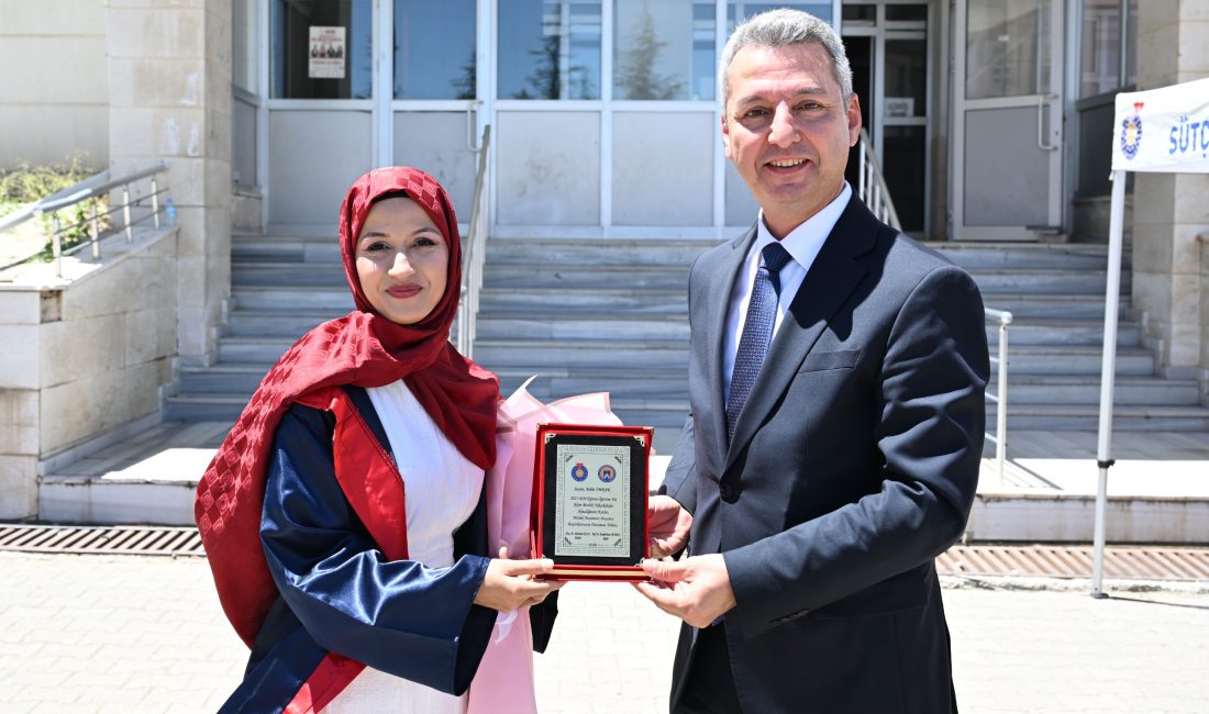 Afşin Meslek Yüksekokulu’nda 2025-2026 eğitim öğretim yılı mezuniyet töreni düzenlendi.