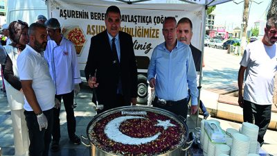 Aşure’nin bereketi Türkoğlu Millet Meydanında vatandaşlara sunuldu. Hemşerileriyle aşure sofrasında