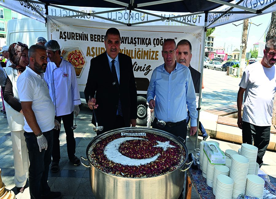 Aşure’nin bereketi Türkoğlu Millet Meydanında vatandaşlara sunuldu. Hemşerileriyle aşure sofrasında